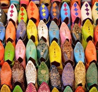 Tresko i sprelske farger på markedet i Marrakech' gamleby Medína