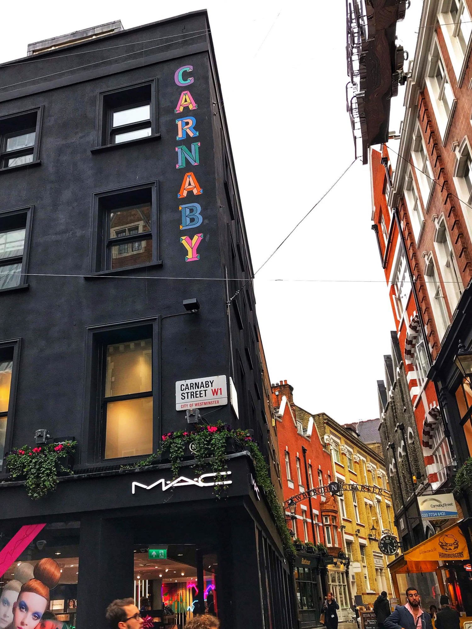 Bybilde shoppingområde: svart fire etasjes blokk med fargerik tekst "Carnaby".
