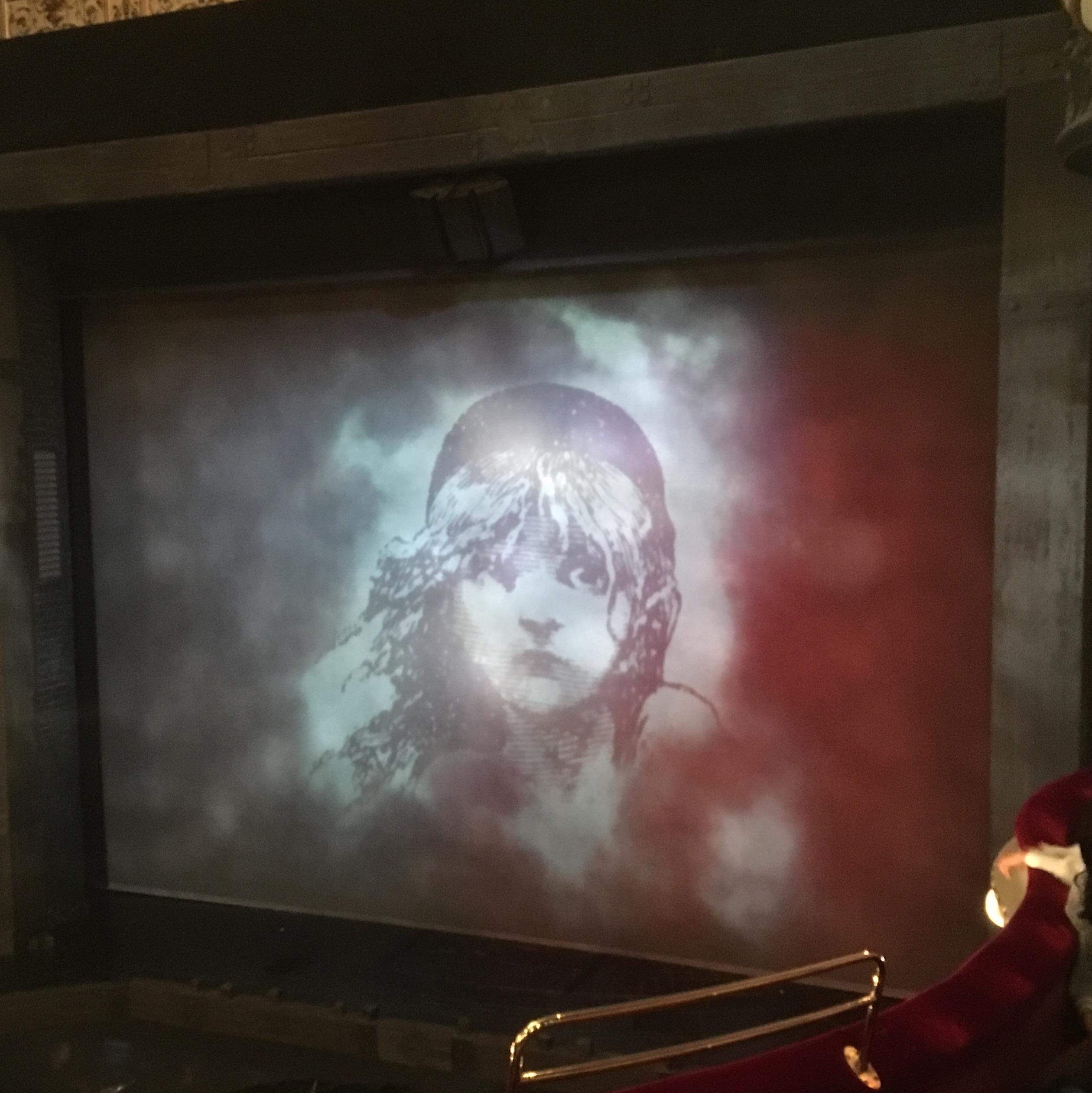 Åpningsbildet til "Les Miserables" foran teaterteppet.